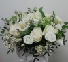 Baltų rožių ir eustomų dėžutė